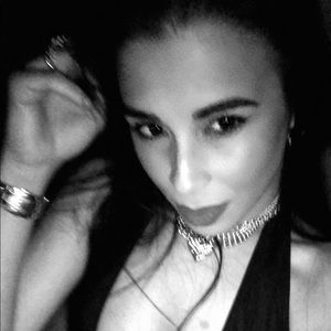 Meet your Posher, Yaimaris